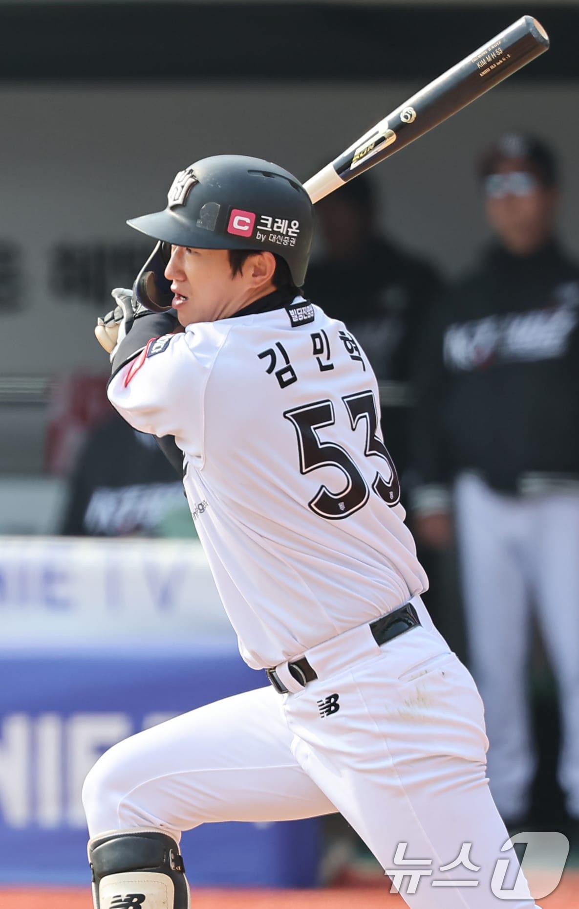 본문 이미지 - 9일 오후 경기 수원 KT위즈파크에서 열린 '2025 신한 SOL뱅크 KBO 리그 시범경기' KT 위즈와 LG 트윈스의 경기, 6회말 1사 1,2루 상황에서 KT 김민혁이 1타점 적시타를 치고 있다. 2025.3.9/뉴스1 ⓒ News1 김도우 기자