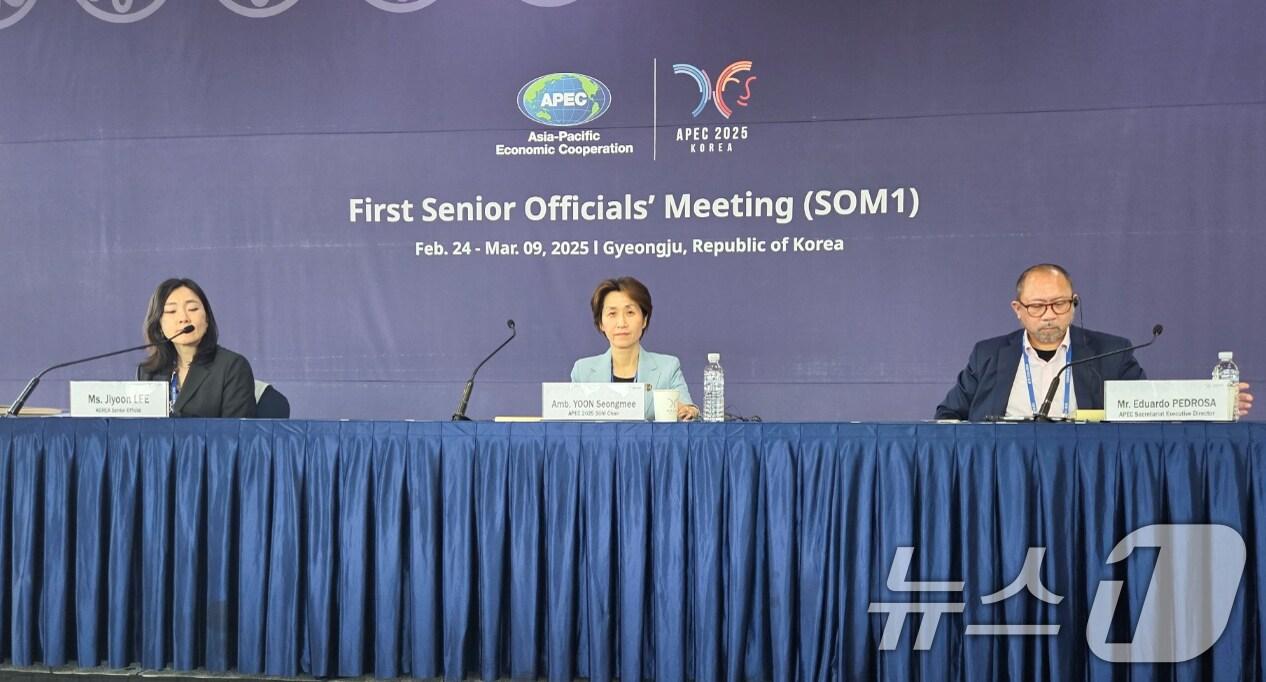 본문 이미지 - 지난 3월 윤성미 APEC SOM 의장이 참석한 가운데 경북 경주 경주화백컨벤션센터(HICO) 센터에서 APEC 제1차 고위관리회의(SOM1) 결과 브리핑이 열리고 있다. 왼쪽부터 이지윤 APEC 국제경제국 심의관(APEC 한국 고위관리), 윤성미 APEC SOM 의장, 에드와르도 페드로사 APEC 사무국장. 2025.3.9/뉴스1 ⓒ News1 정윤영 기자