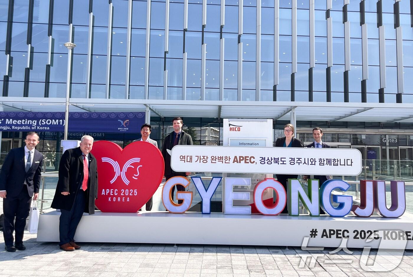 APEC 담당 미국 정부 고위 당국자인 맷 머레이 대사(왼쪽에서 두번째)가 지난 3월9일 경주시 경주화백컨벤션센터(HICO) 센터 앞 APEC 정상회의 조형물에서 일행들과 함께 기념 촬영을 하고 있다. 2025.3.9/뉴스1 ⓒ News1 정윤영 기자