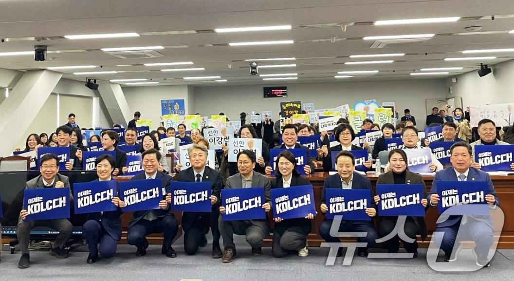 본문 이미지 - 9일 오후 광주시의회에서 열린 전국 자치분권 민주지도자회의(KDLC) 참석자들이 광주 총회를 마친 후 기념촬영을 하고 있다. (KDLC 제공. 재판매 및 DB 금지) 2025.3.9/뉴스1 