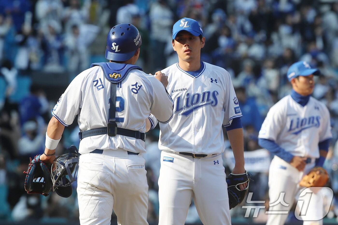 9일 오후 대구 삼성라이온즈파크에서 열린 프로야구 '2025 신한 SOL 뱅크 KBO 리그' SSG 랜더스와 삼성 라이온즈의 시범경기에서 7대 0 승리를 거둔 삼성 김재윤 투수와 김재성 포수가 기쁨을 나누고 있다. 2025.3.9/뉴스1 ⓒ News1 공정식 기자