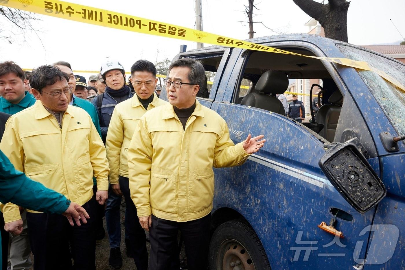 지난 7일 오후 김동연 경기도지사가 포천시 이동면 노곡리 낭유대교 인근의 폭탄 오발사고 현장점검을 하고 있다. &#40;경기도 제공, 재판매 및 DB금지&#41;