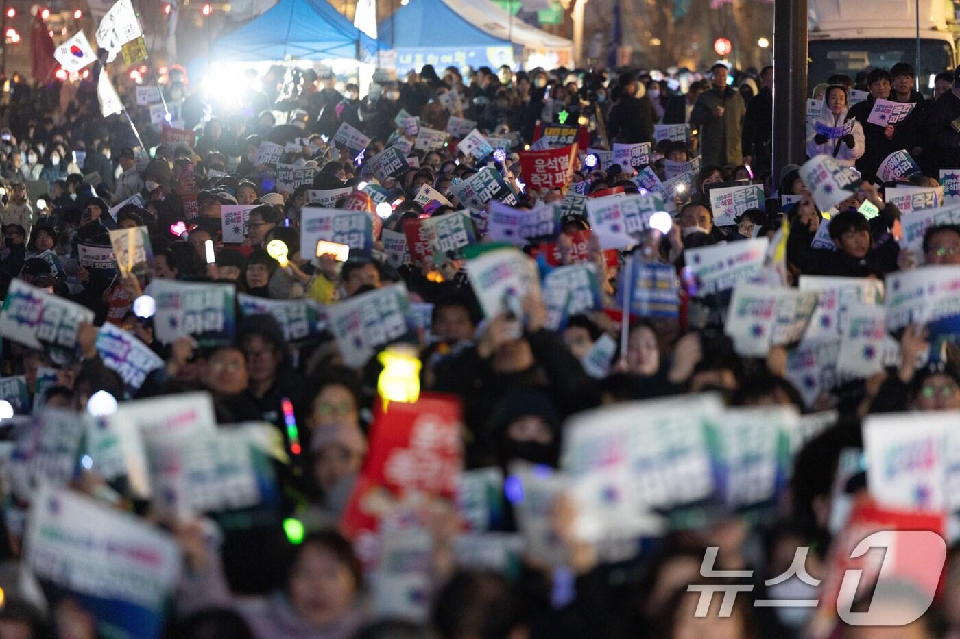 서울 종로구 경복궁역 인근에서 열린 &#39;내란수괴 윤석열 즉각 탄핵 긴급행동&#39;에서 참가자들이 윤석열 대통령 즉각 탄핵을 촉구하고 있다. 2025.3.9/뉴스1 ⓒ News1 이승배 기자