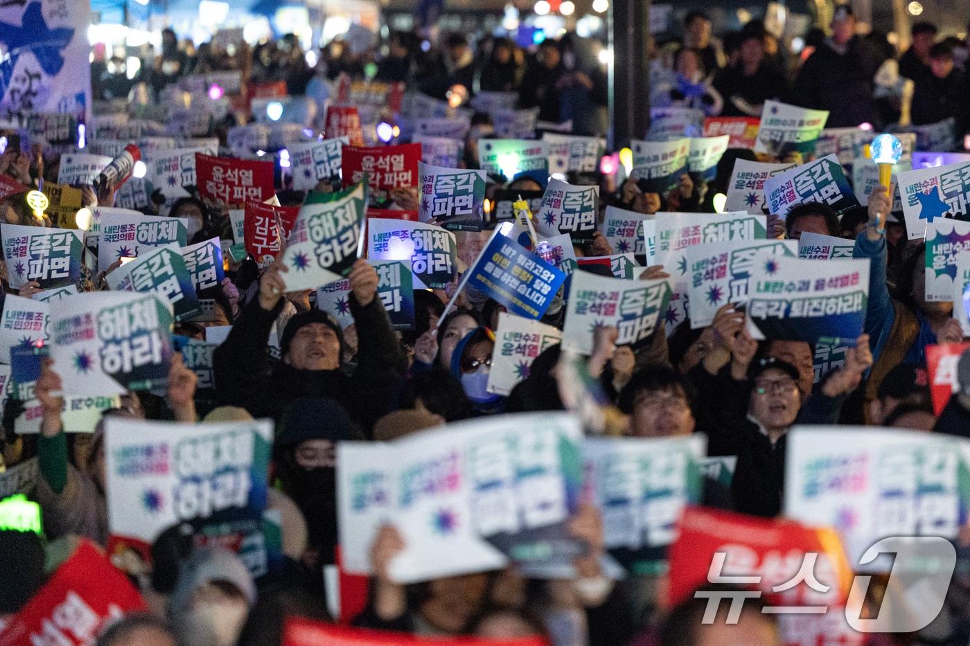 본문 이미지 - 9일 서울 종로구 경복궁역 인근에서 열린 '내란수괴 윤석열 즉각 탄핵 긴급행동'에서 참가자들이 윤석열 대통령 즉각 탄핵을 촉구하고 있다. 2025.3.9/뉴스1 ⓒ News1 이승배 기자