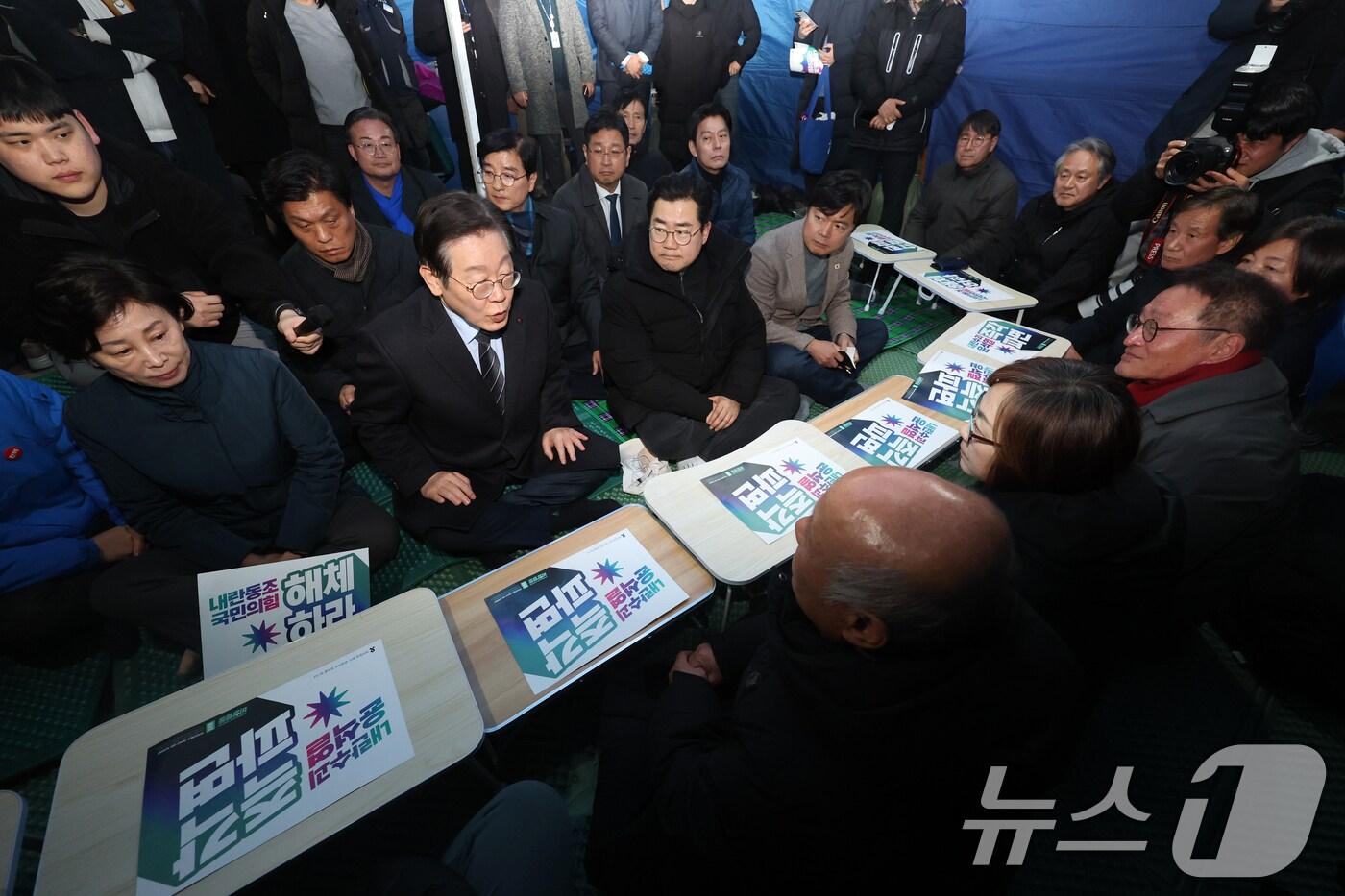 본문 이미지 - 이재명 더불어민주당 대표가 9일 오후 서울 종로구 경복궁역 인근에서 윤석열 대통령 탄핵을 촉구하며 단식 농성 중인 윤석열즉각퇴진·사회대개혁 비상행동 대표단을 찾아 대화하고 있다. (공동취재) 2025.3.9/뉴스1 ⓒ News1 이승배 기자