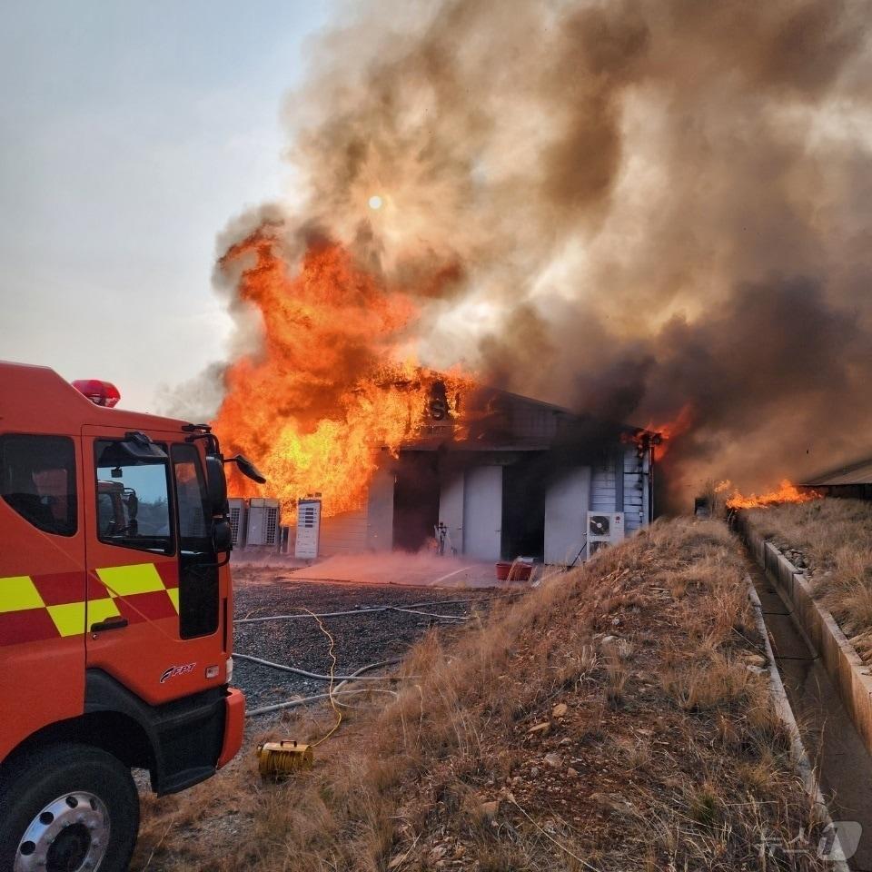 본문 이미지 - 강진의 한 에너지 저장시설에서 발생한 화재.(강진소방서 제공. 재판매 및 DB금지) 2025.3.9/뉴스1