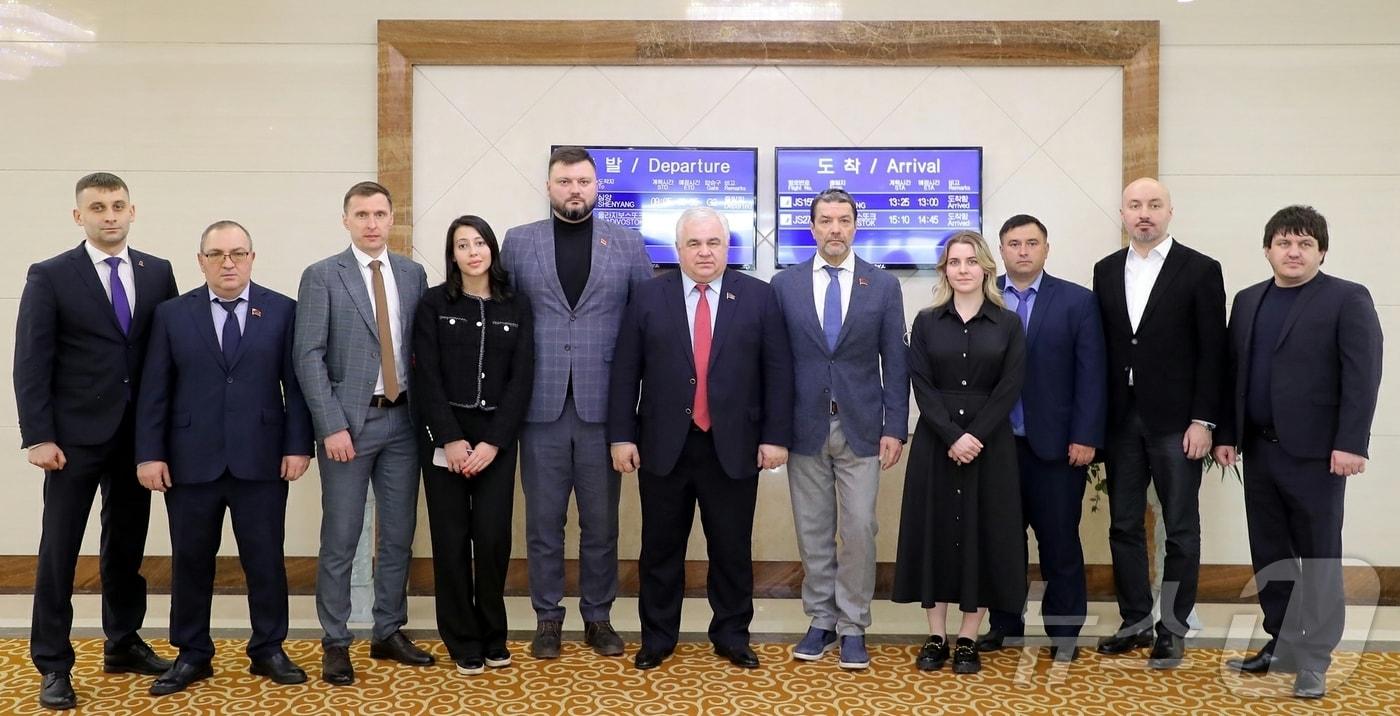 (평양 노동신문=뉴스1) = 북한 노동당 기관지 노동신문은 1일 러시아 공산당 소속 카즈베크 타이사예프 하원(국가두마) 의원을 단장으로 하는 대표단이 지난달 31일 평양에 도착했다고 보도했다. [국내에서만 사용가능. 재배포 금지. DB 금지. For Use Only in the Republic of Korea. Redistribution Prohibited] rodongphoto@news1.kr