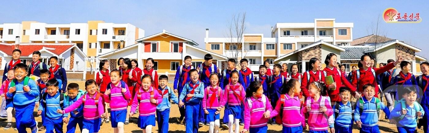 &#40;평양 노동신문=뉴스1&#41; = 북한 노동당 기관지 노동신문은 1일 당 중앙위원회 제8기 제11차 전원회의에서 교육 발전을 위한 중요 의정이 토의된 이후 전 사회적으로 교육부문을 적극 후원하는 열의가 고조되고 있다고 보도했다. [국내에서만 사용가능. 재배포 금지. DB 금지. For Use Only in the Republic of Korea. Redistribution Prohibited] rodongphoto@news1.kr