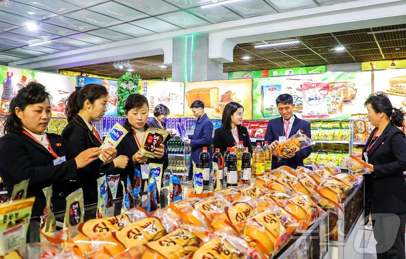 (평양 노동신문=뉴스1) = 지난달 31일 평양지하상점에서 개막한 '전국식료품전시회 2025'의 모습 [국내에서만 사용가능. 재배포 금지. DB 금지. For Use Only in the Republic of Korea. Redistribution Prohibited] rodongphoto@news1.kr