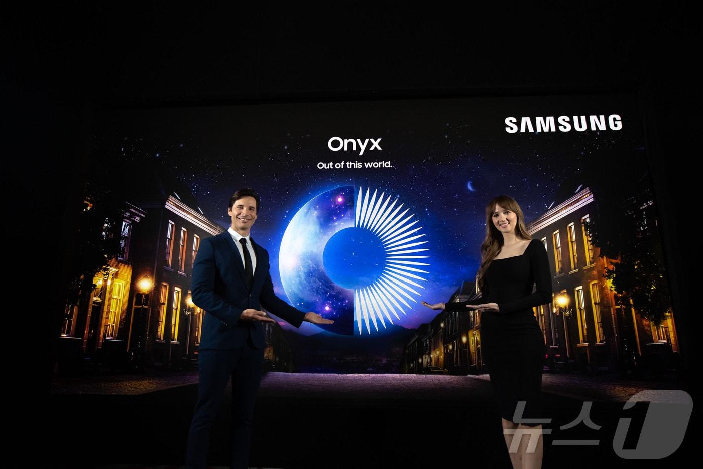 삼성전자 모델이 미국 라스베이거스에서 열리는 세계 최대 영화 산업 박람회 '시네마콘(CinemaCon) 2025'에서 시네마 LED 스크린 '오닉스(Onyx, 모델명: ICD)' 신제품을 소개하고 있다(삼성전자 제공). ⓒ 뉴스1