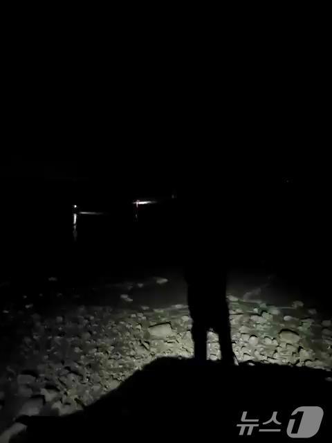 본문 이미지 - 1일 오전 0시 58분쯤 인천시 중구 소무의도 몽여해변 갯벌에서 30대 남성 A 씨가 밀물에 고립됐다.(인천소방본부 제공. 재판매 및 DB금지)2025.4.1/뉴스1