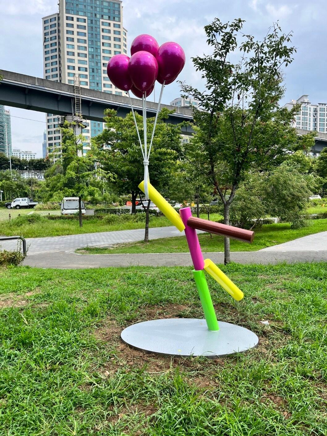 본문 이미지 - 2025 한강 조각전 대표 작품 '전강옥' 작가의 '날아오르는 사람'.(크라운해태제과 제공)