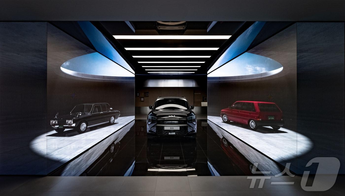  기아 AutoLand 광명의 헤리티지를 EV3로 이어받아 앞으로 나아가는 메시지를 담은 브랜드관 히어로존(기아 제공)