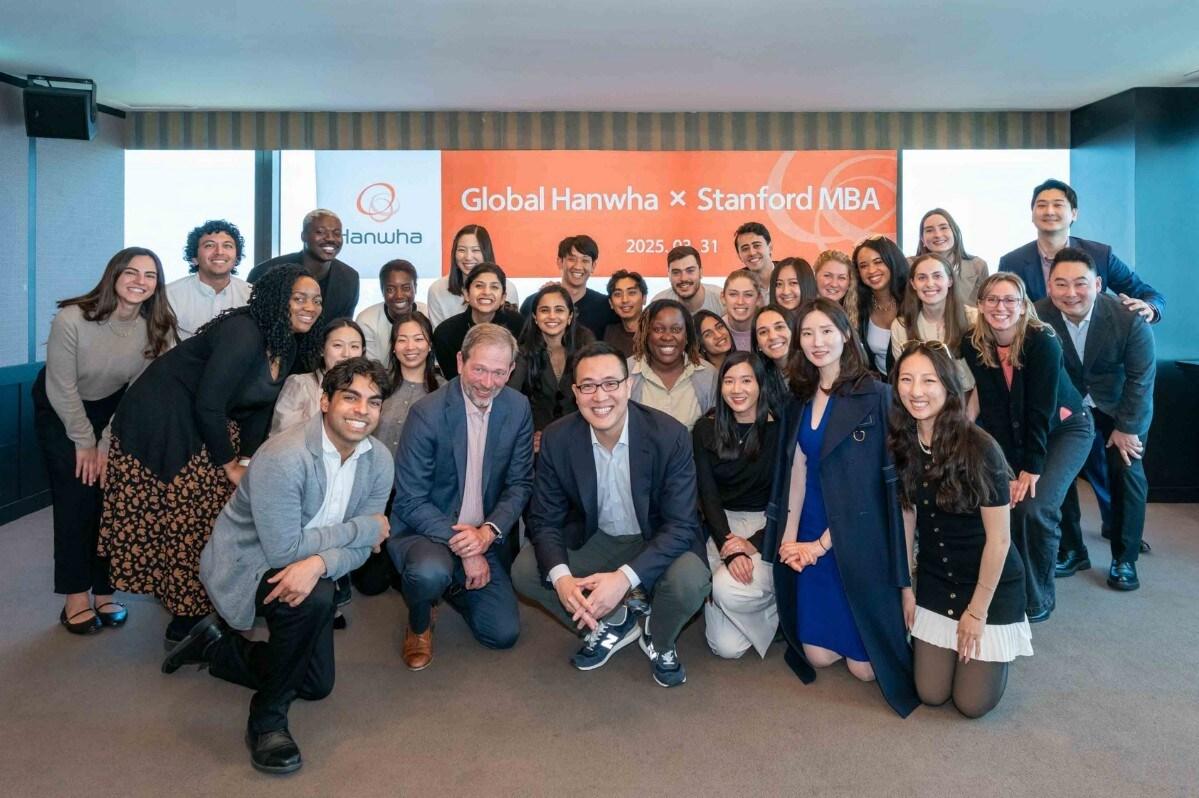 본문 이미지 - 김동선 부사장&#40;가운데&#41;과 스탠포드대 MBA 학생들이 기념 촬영을 하고 있다. &#40;한화 유통부문 제공&#41;