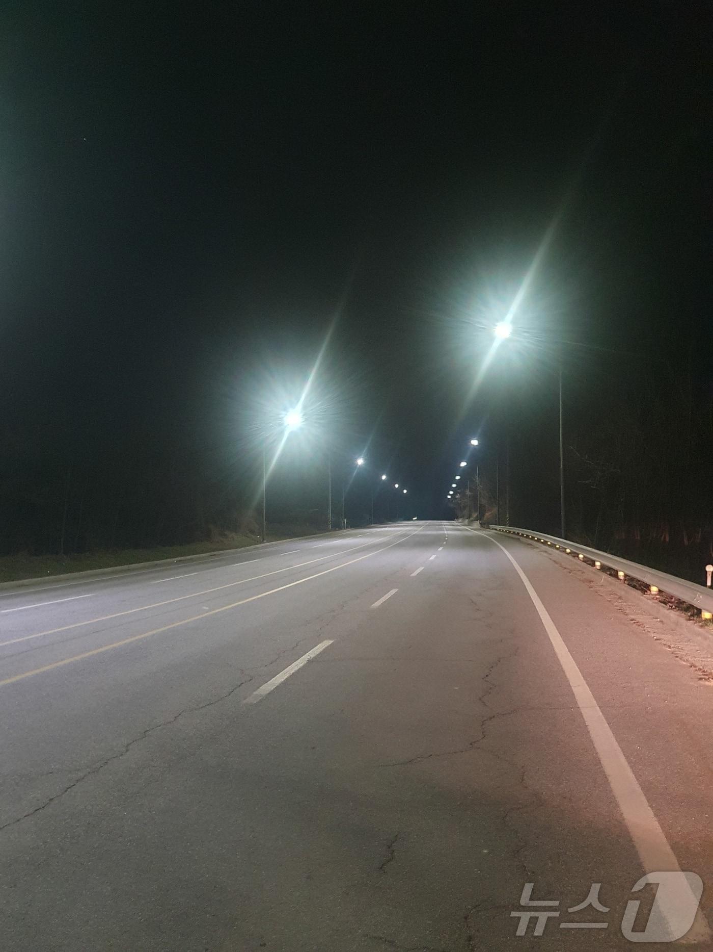 본문 이미지 - 강원 원주시가 2023년부터 올해까지 동부순환로 갓바위사거리~원주IC사거리 2.1㎞ 구간에 대한 가로등 설치 작업에 나서고 있다. (원주시 제공. 재판매 및 DB금지) 2025.4.1/뉴스1