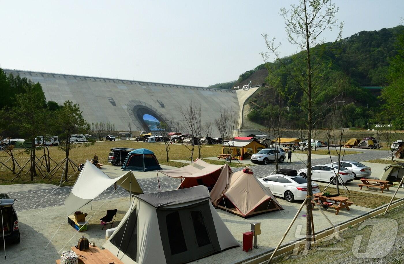 강원 화천 평화의댐 오토 캠핑장과 카라반.(화천군 제공, 재판매 및 DB금지)