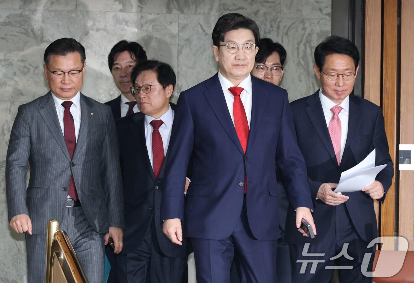 권성동 국민의힘 원내대표가 1일 오전 서울 여의도 국회에서 열린 원내대책회의에 참석하고 있다. 2025.4.1/뉴스1 ⓒ News1 이광호 기자