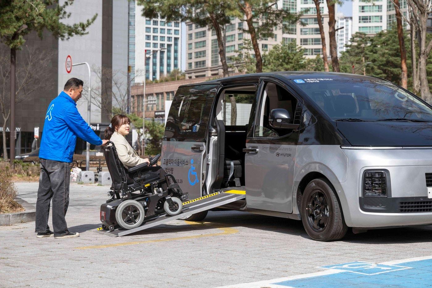 거동이 불편한 승객이 휠체어를 탄 채 현대자동차의 특별교통수단 'R1' 옆문으로 탑승하는 모습. R1은 현대차 새시캡 'ST1'을 개조해 국내 최초 휠체어 옆문 승차 및 2열 승차가 가능하다(현대차그룹 제공). 2025.04.01.