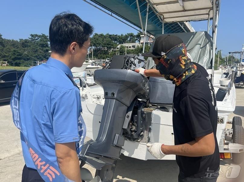 본문 이미지 - 수상레저 무상점검 모습. (태안해경 제공. 재판매 및 DB금지)/뉴스1