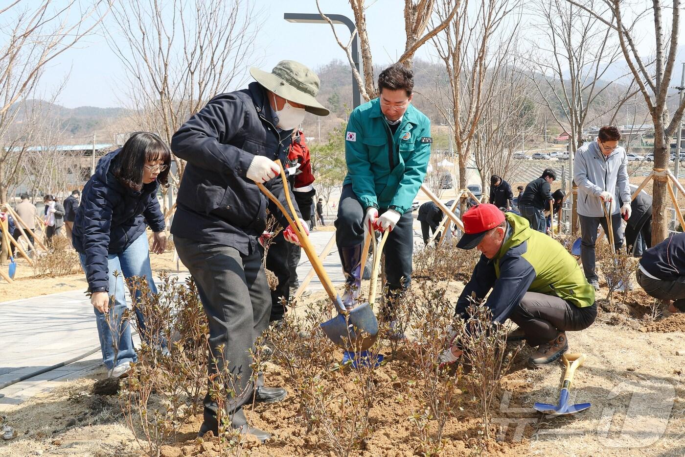 강원 원주시가 지난달 31일 치악산바람길숲 봉산동 번재철교 구간에서 제80회 식목일(4월 5일) 기념 나무 심기 행사를 가졌다. (원주시 제공. 재판매 및 DB금지) 2025.4.1/뉴스1