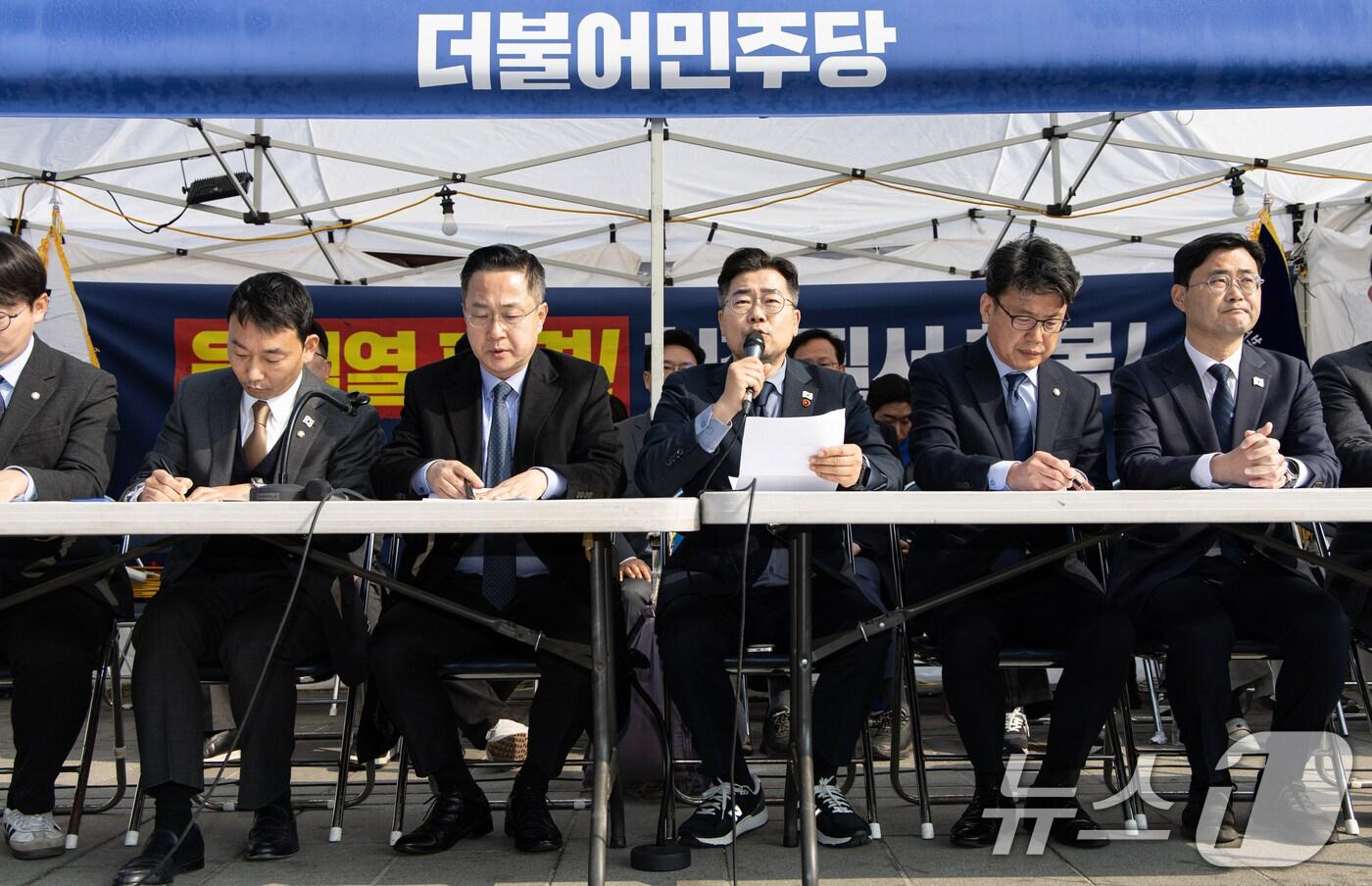 박찬대 더불어민주당 원내대표가 1일 오전 서울 종로구 광화문 앞 민주당 천막당사에서 열린 원내대책회의에서 발언을 하고 있다. 2025.4.1/뉴스1 ⓒ News1 이재명 기자