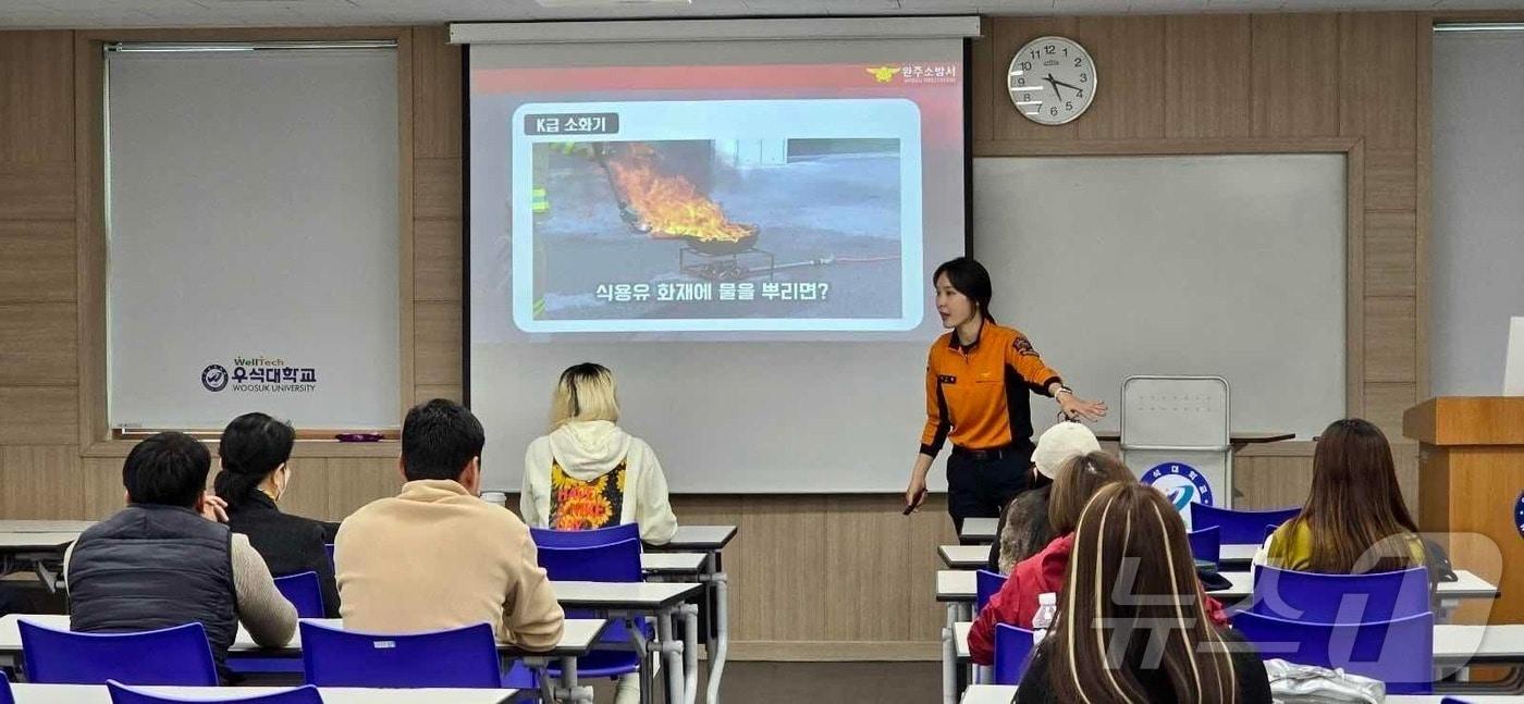 본문 이미지 - 재한외국인을 대상으로 소방안전교육을 실시하고 있다.(소방청 제공)