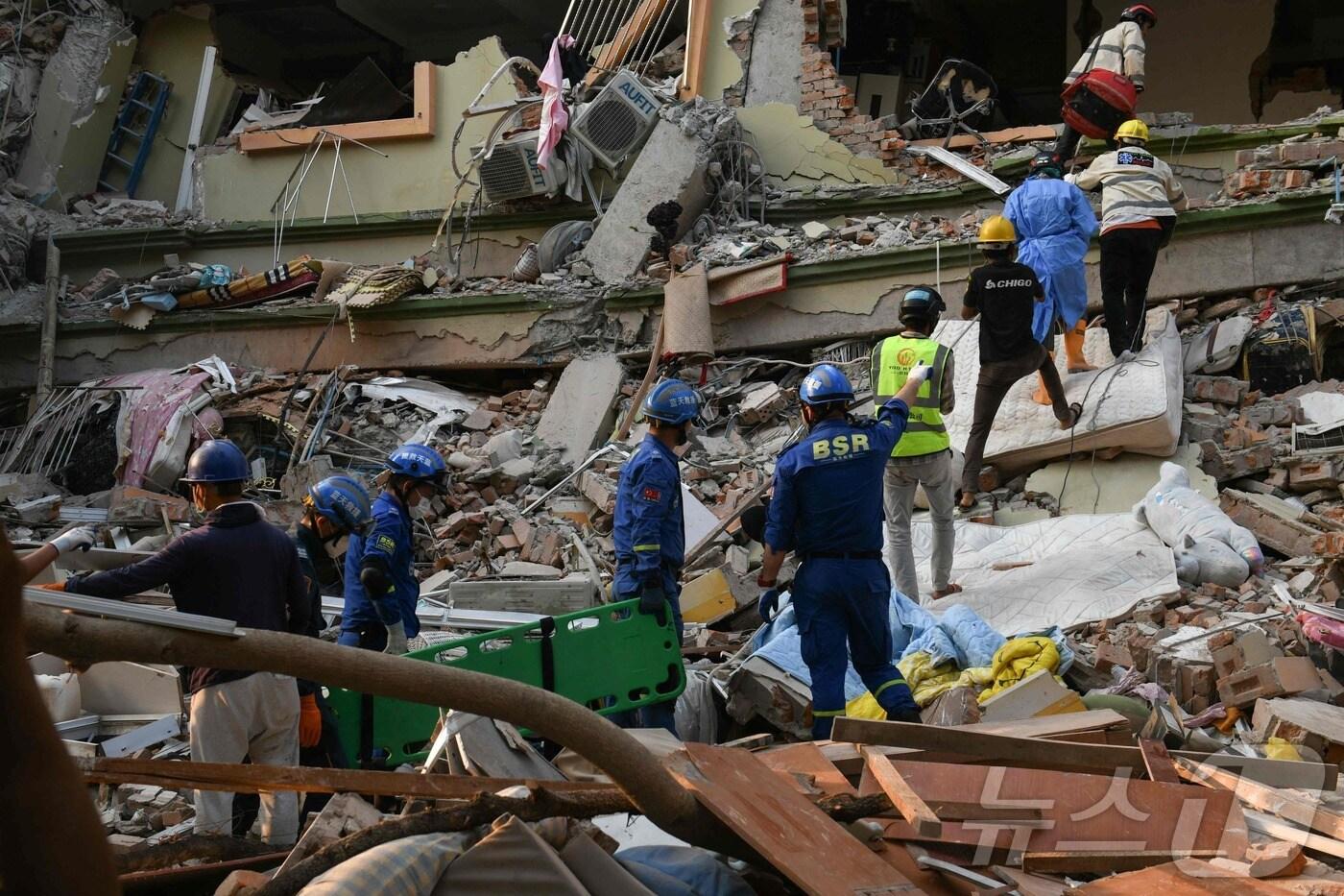 30일(현지시간) 지진이 강타한 미얀마 만달레이의 폭삭 무너진 스카이 빌라 콘도에서 구조대원들이 작업하고 있다. 2025.04.01 ⓒ AFP=뉴스1 ⓒ News1 우동명 기자