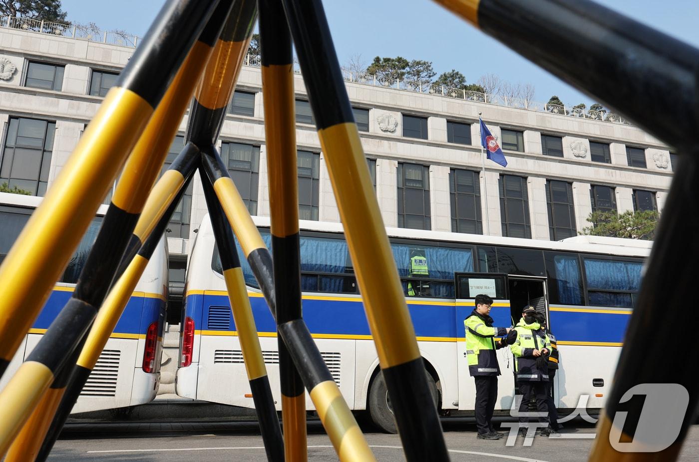 1일 서울 종로구 헌법재판소의 깃발이 바람에 날리고 있다. 헌법재판소는 이날 오는 4일 오전 11시에 윤석열 대통령 탄핵 심판 선고기일을 진행한다고 밝혔다. 2025.4.1/뉴스1 ⓒ News1 장수영 기자