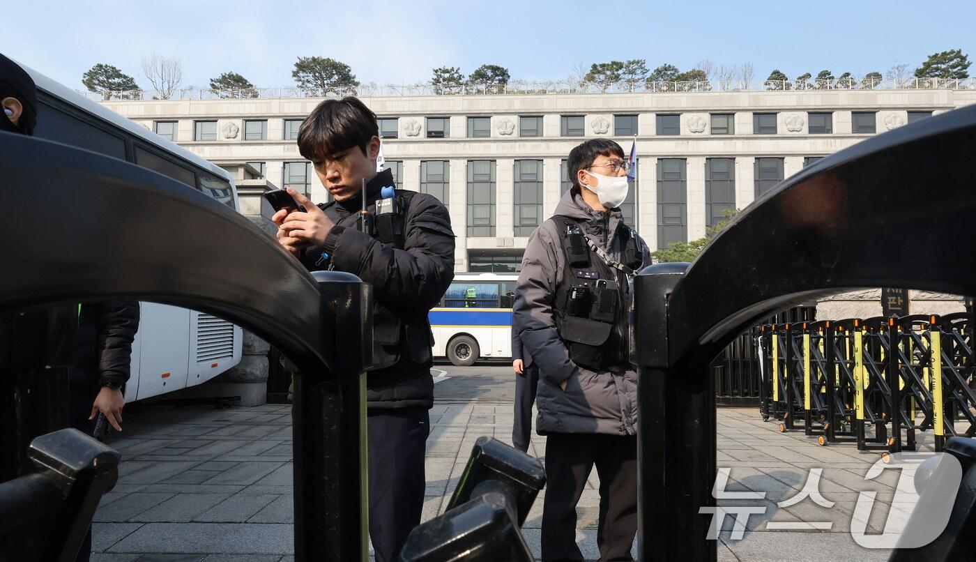 서울 종로구 헌법재판소에서 경찰 관계자들이 근무를 하고 있다. 2025.4.1/뉴스1 ⓒ News1 장수영 기자