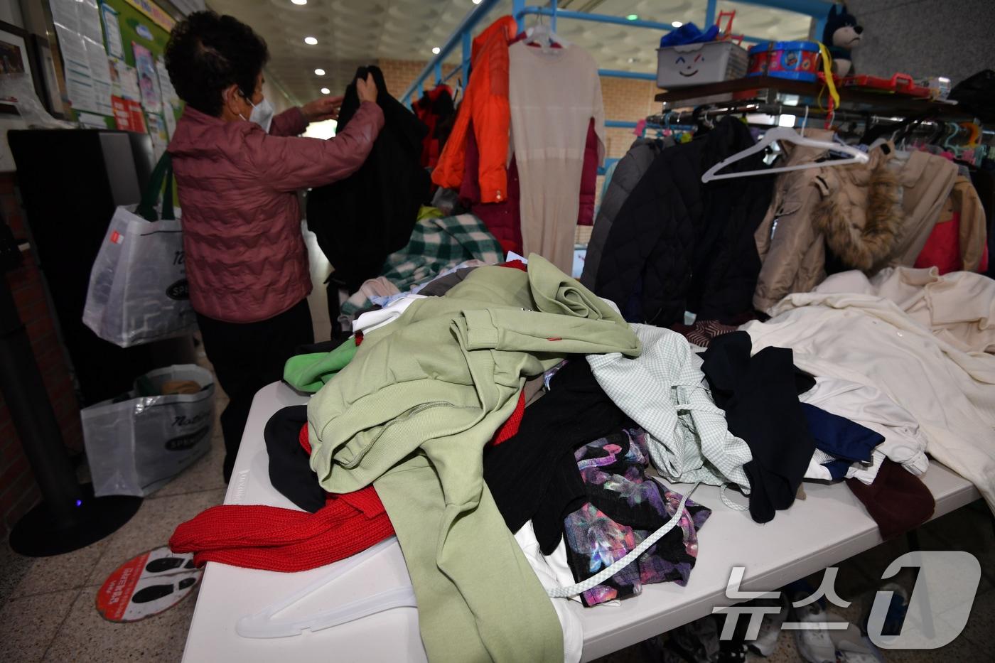 1일 오전 산불 피해를 입은 경북 영덕군 문화체육센터에서 이재민들이 전국에서 보내준 옷을 살펴보고 있다. 헌옷은 지난 27일부터 매일 1톤 화물차 2대 분량이 도착하고 있다. 2025.4.1/뉴스1 ⓒ News1 최창호 기자
