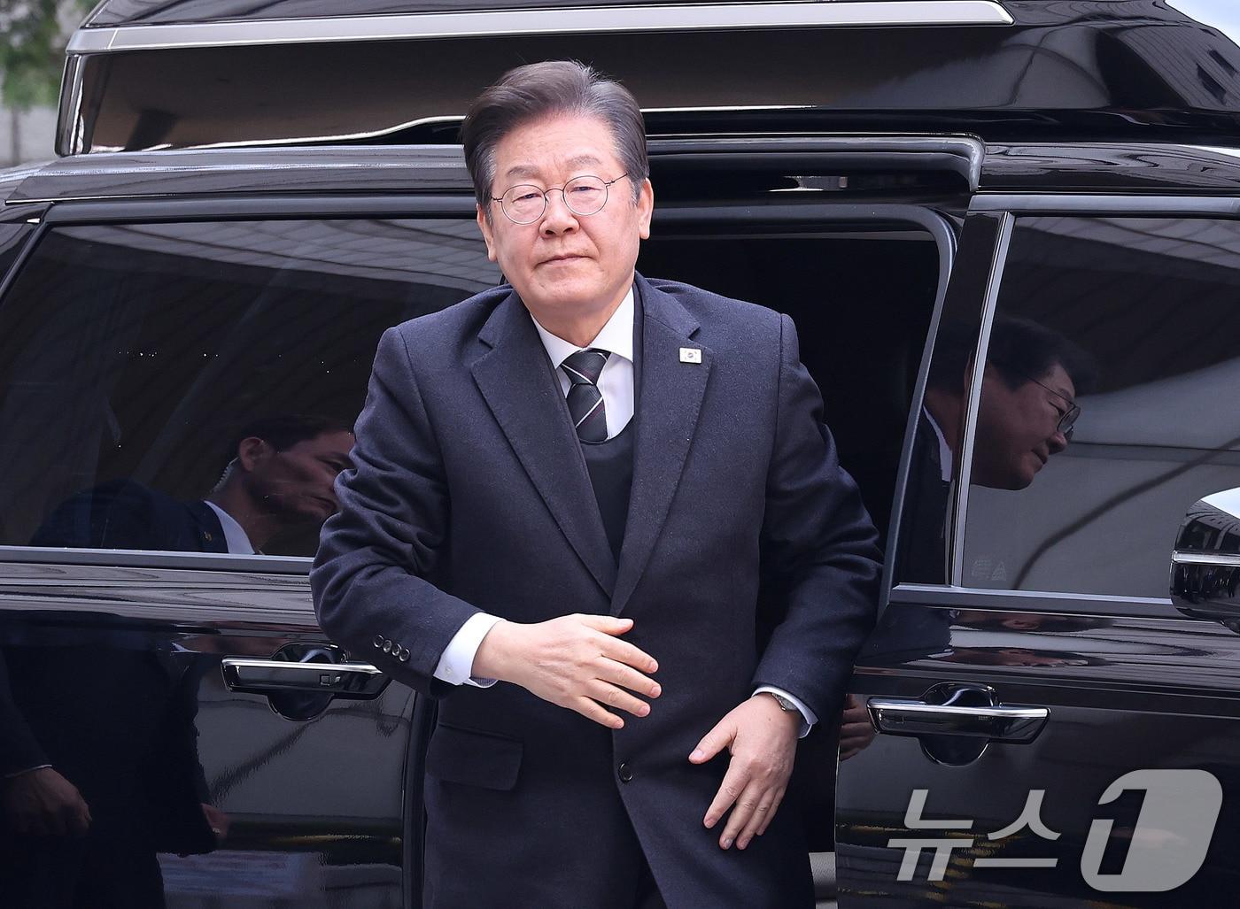 본문 이미지 - 이재명 더불어민주당 대표가 1일 서울 서초구 중앙지법에서 열린 대장동 배임 및 성남FC 뇌물 의혹 1심 속행 공판에 출석하고 있다. 2025.4.1/뉴스1 ⓒ News1 박지혜 기자