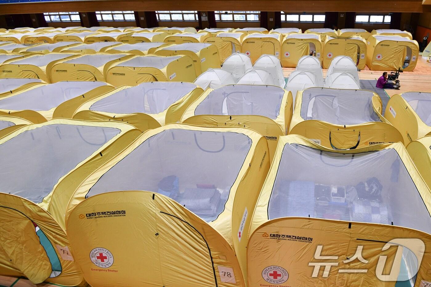 1일 경북 영덕군 산불 이재민 대피소인 영덕국민체육센터에 이재민들이 아침을 시작하고 있다. 이재민들은 "근육통과 두통 등을 호소하며 하루 빨리 집으로 돌아갈 수 있도록 지원해 주었으면 좋겠다＂고 말했다. 2025.4.1/뉴스1 ⓒ News1 최창호 기자