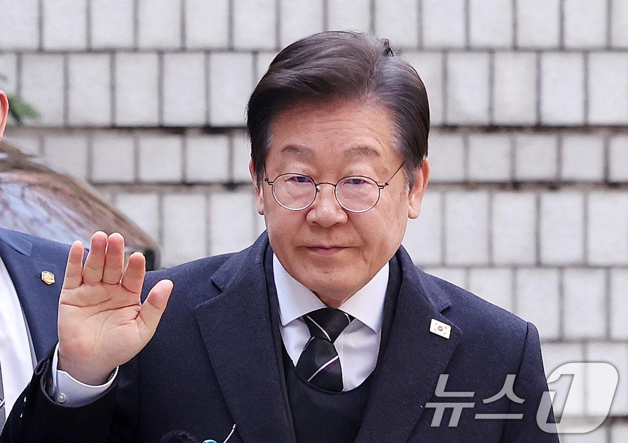 본문 이미지 - 이재명 더불어민주당 대표가 1일 서울 서초구 중앙지법에서 열린 대장동 배임 및 성남FC 뇌물 의혹 1심 속행 공판에 출석하고 있다. 2025.4.1/뉴스1 ⓒ News1 박지혜 기자