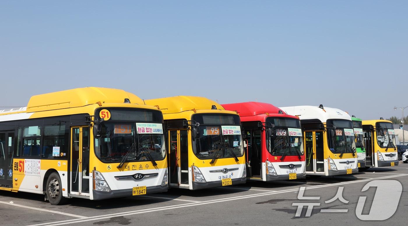 광주 광산구 차고지에 세워진 &#39;현금 없는 버스&#39; 안내문 붙은 시내버스의 모습. ⓒ News1 박지현 기자