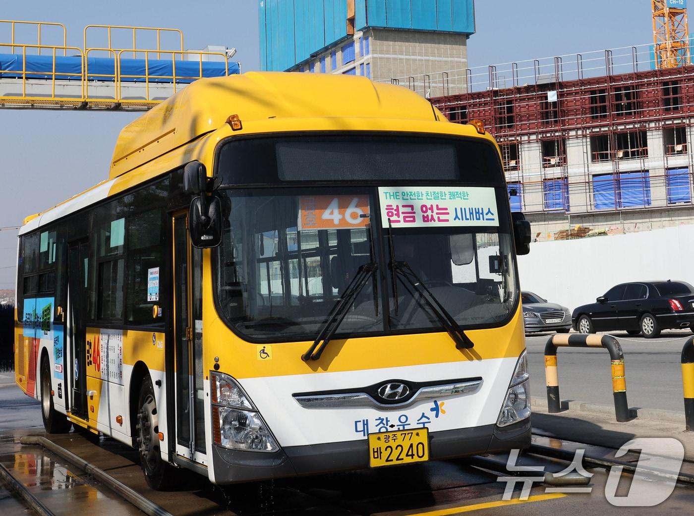 본문 이미지 - &#39;현금 없는 버스&#39; 안내문 붙은 시내버스의 모습. 2025.4.1/뉴스1 ⓒ News1 박지현 기자
