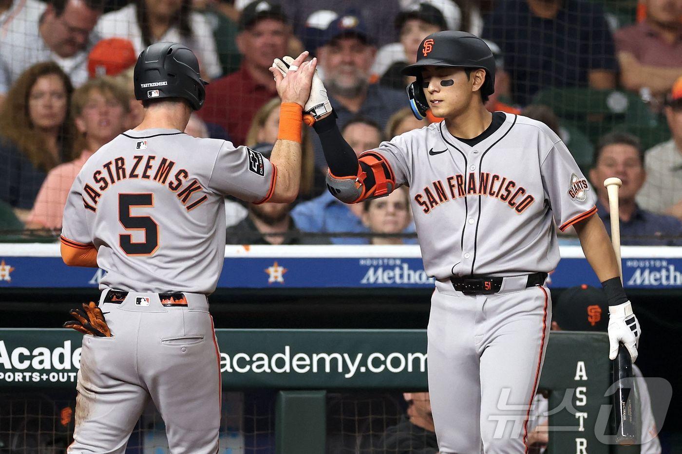 샌프란시스코 이정후(오른쪽)가 동료와 하이파이브를 하고 있다. ⓒ AFP=뉴스1