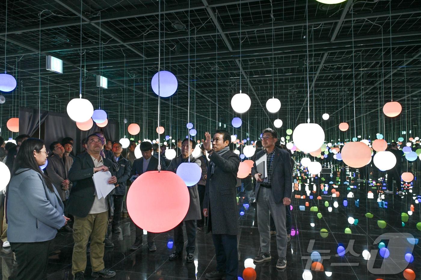 본문 이미지 - 최경식 전북 남원시장이 융복합 콘텐츠 복합문화공간으로 재탄생한 달빛정원 내부를 점검하고 있다.(남원시 제공. 재판매 및 DB금지)/뉴스1 