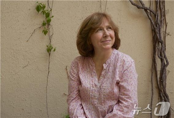 본문 이미지 - 제6회 제주4·3평화상 수상자인 작가 스베틀라나 알렉시예비치( 제주4·3평화재단 제공.재판매 및 DB금지)/뉴스1