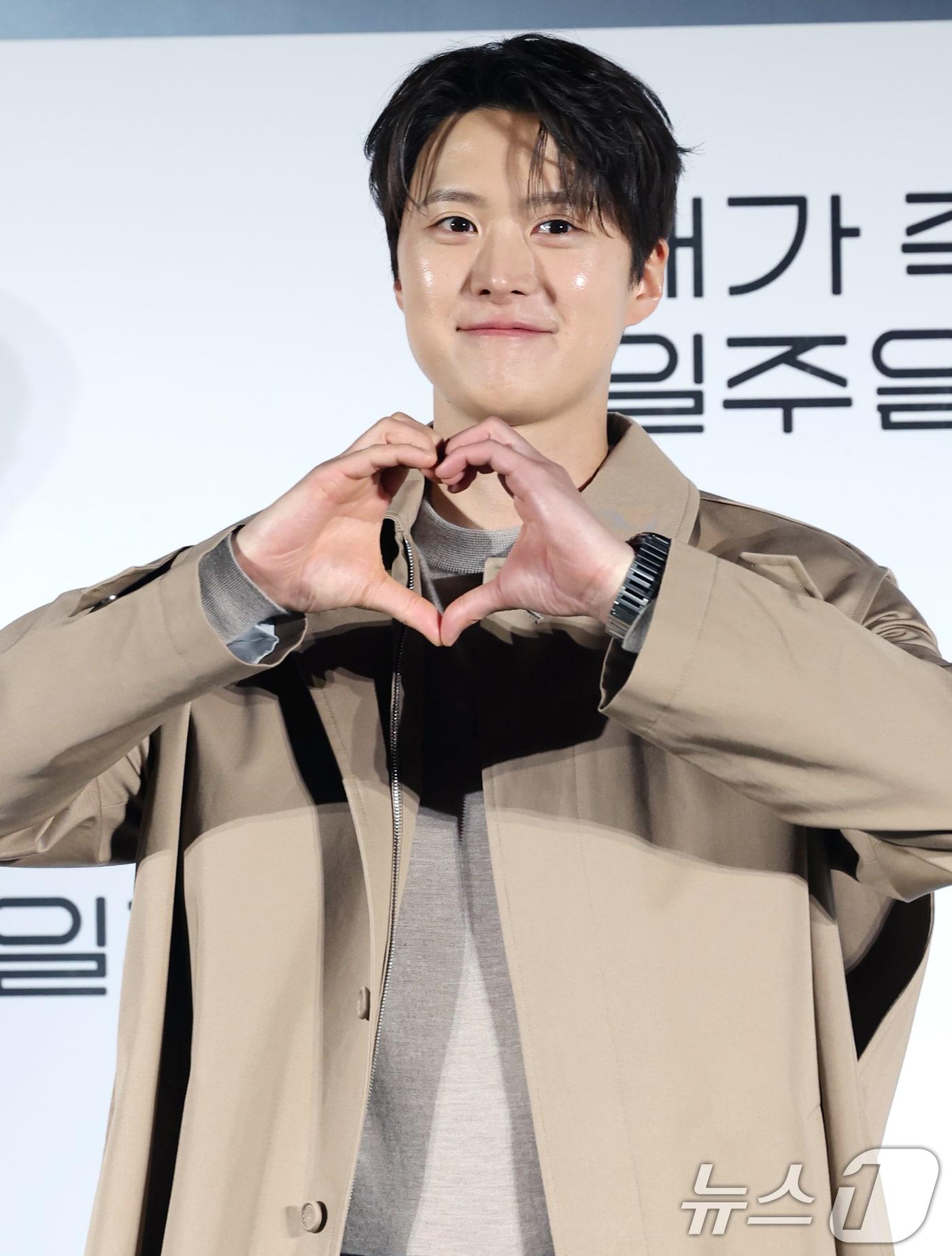 본문 이미지 - 배우 공명이 1일 오전 서울 용산구 CGV 용산점에서 열린 티빙 오리지널 시리즈 &#39;내가 죽기 일주일 전&#39; 제작발표회에 참석해 포즈를 취하고 있다. &#39;내가 죽기 일주일 전&#39;은 세상을 등지고 청춘을 흘려보내던 희완&#40;김민하 분&#41; 앞에 첫사랑 람우&#40;공명 분&#41;가 저승사자가 되어 나타나며 벌어지는 청춘 판타지 로맨스다. 2025.4.1/뉴스1 ⓒ News1 권현진 기자