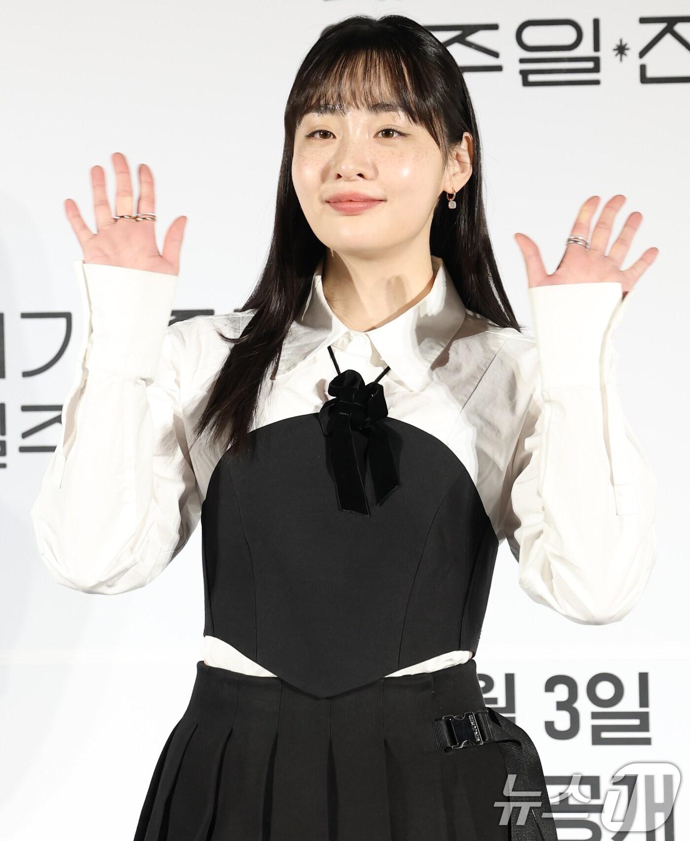 본문 이미지 - 배우 김민하가 1일 오전 서울 용산구 CGV 용산점에서 열린 티빙 오리지널 시리즈 &#39;내가 죽기 일주일 전&#39; 제작발표회에 참석해 포즈를 취하고 있다. &#39;내가 죽기 일주일 전&#39;은 세상을 등지고 청춘을 흘려보내던 희완&#40;김민하 분&#41; 앞에 첫사랑 람우&#40;공명 분&#41;가 저승사자가 되어 나타나며 벌어지는 청춘 판타지 로맨스다. 2025.4.1/뉴스1 ⓒ News1 권현진 기자