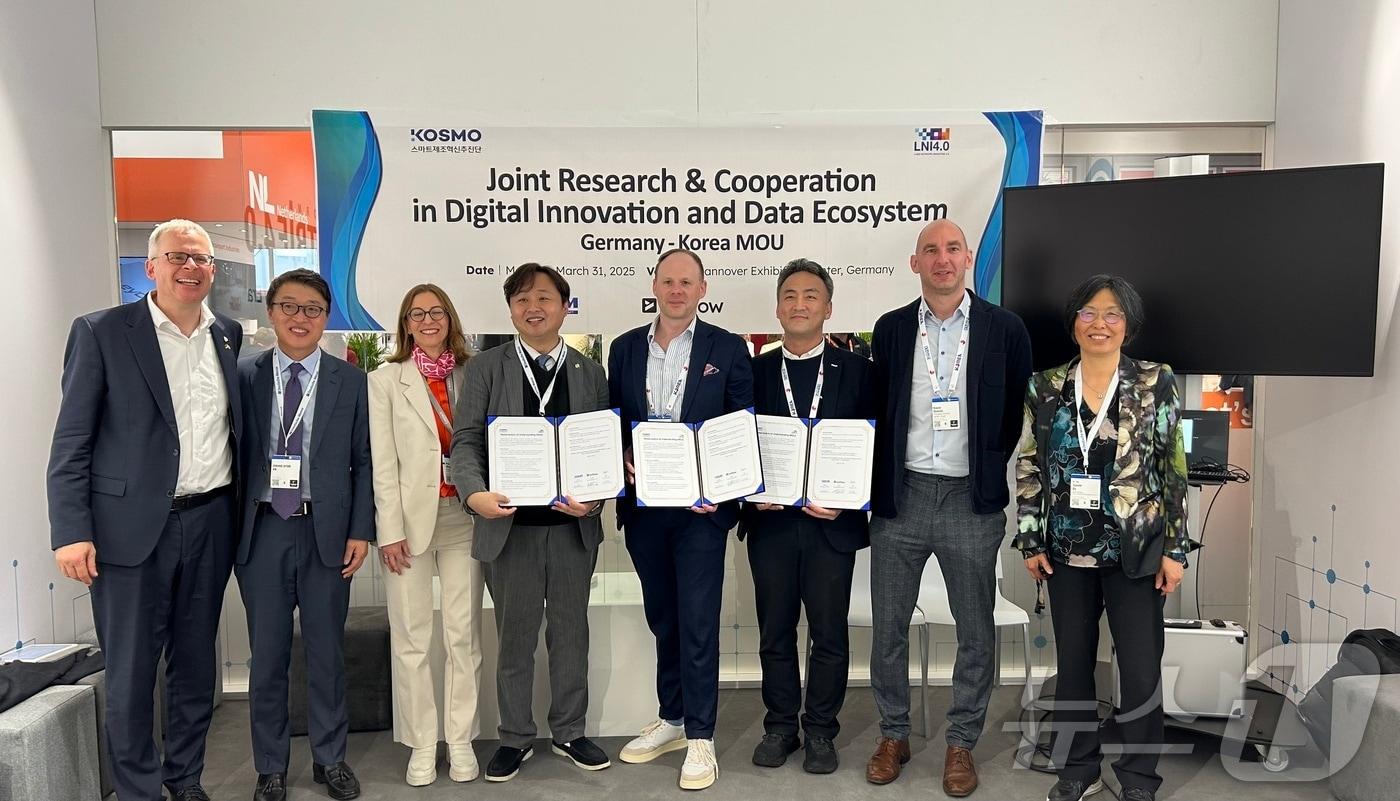 안광현 스마트제조혁신추진단장(왼쪽 두 번째)이 업무협약 체결 후 기념사진을 찍고 있다. (중소기업기업기술정보진흥원 제공)