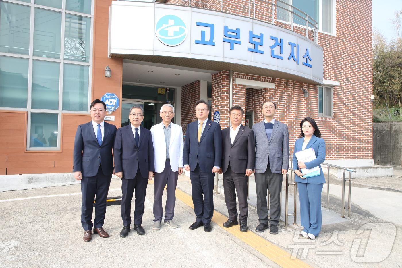 조규홍 보건복지부 장관(왼쪽 네번째)이 임경수 시니어 보건지소장(전 정읍아산병원장·세번째)이 근무하고 있는 고부보건지소를 방문해 농촌 의료 현장을 점검하고 경험 많은 의사들의 활동 현황과 효과를 직접 살폈다.(정읍시 제공. 재판매 및 DB금지)