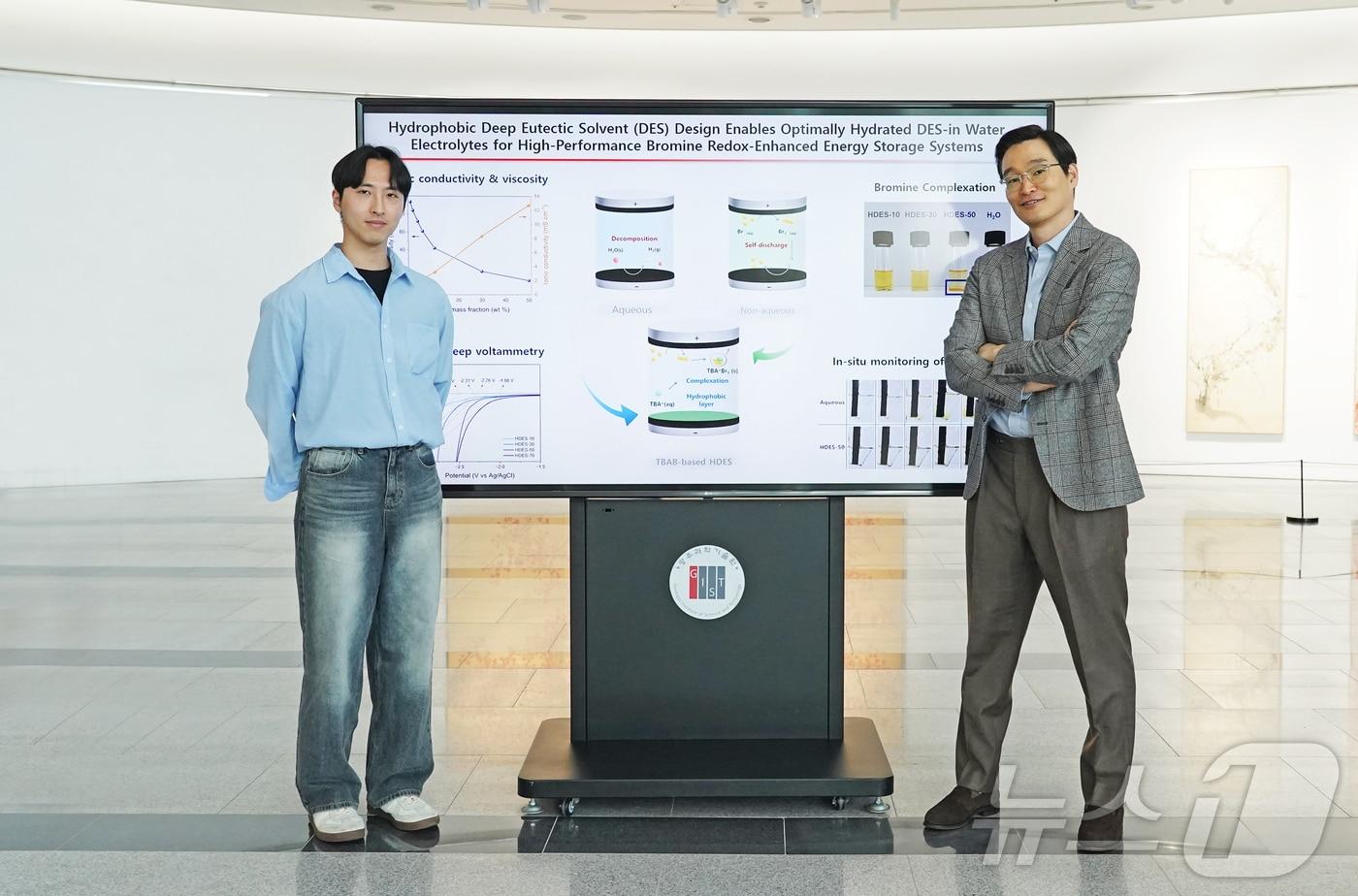 GIST 신소재공학과 엄태평 박사과정생, 유승준 교수(왼쪽부터)(지스트 제공, 재판매 및 DB 금지) 