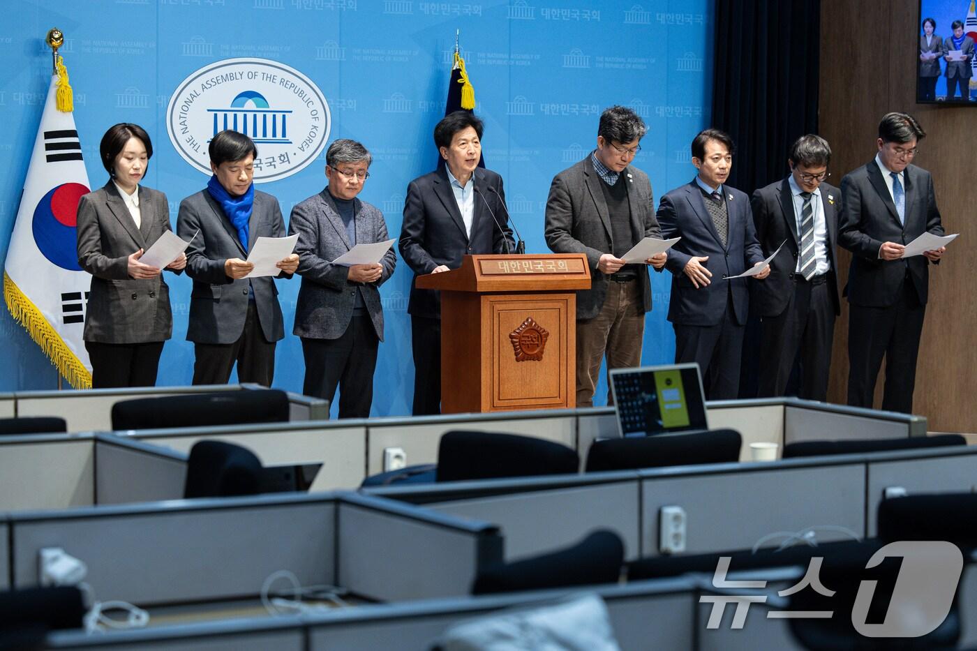 더불어민주당 대한민국 주식시장 활성화 TF 소속 의원들이 1일 오후 서울 여의도 국회 소통관에서 상법 개정안 거부권 행사 규탄 기자회견을 하고 있다. 2025.4.1/뉴스1 ⓒ News1 이재명 기자