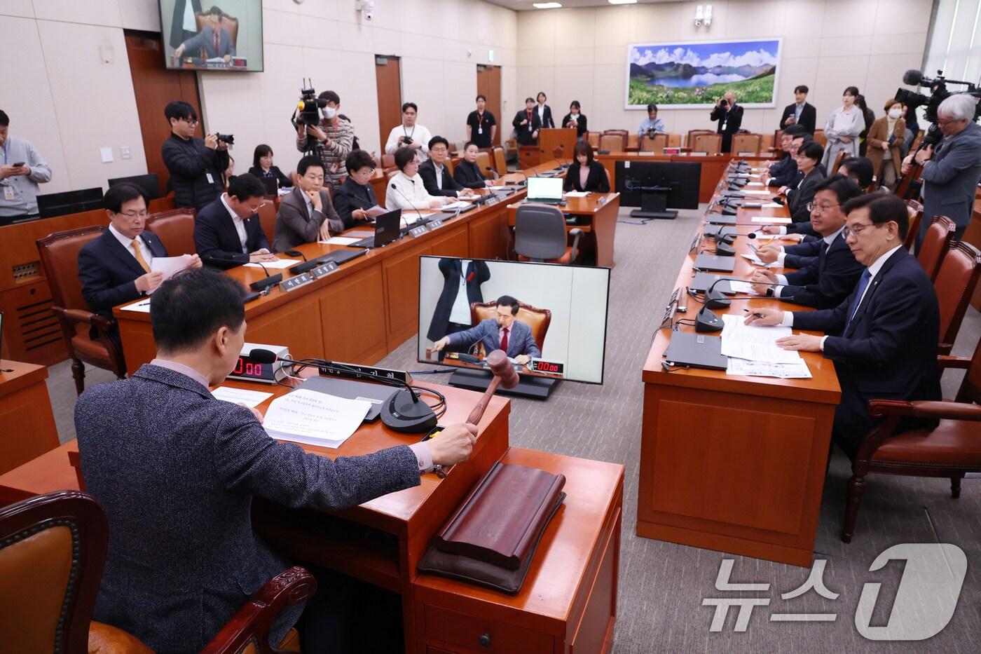 1일 오전 서울 여의도 국회에서 열린 2025 아시아태평양경제협력체(APEC) 정상회의 지원 특별위원회 1차 전체회의에서 김기현 위원장이 의사봉을 두드리고 있다. 2025.4.1/뉴스1 ⓒ News1 이광호 기자