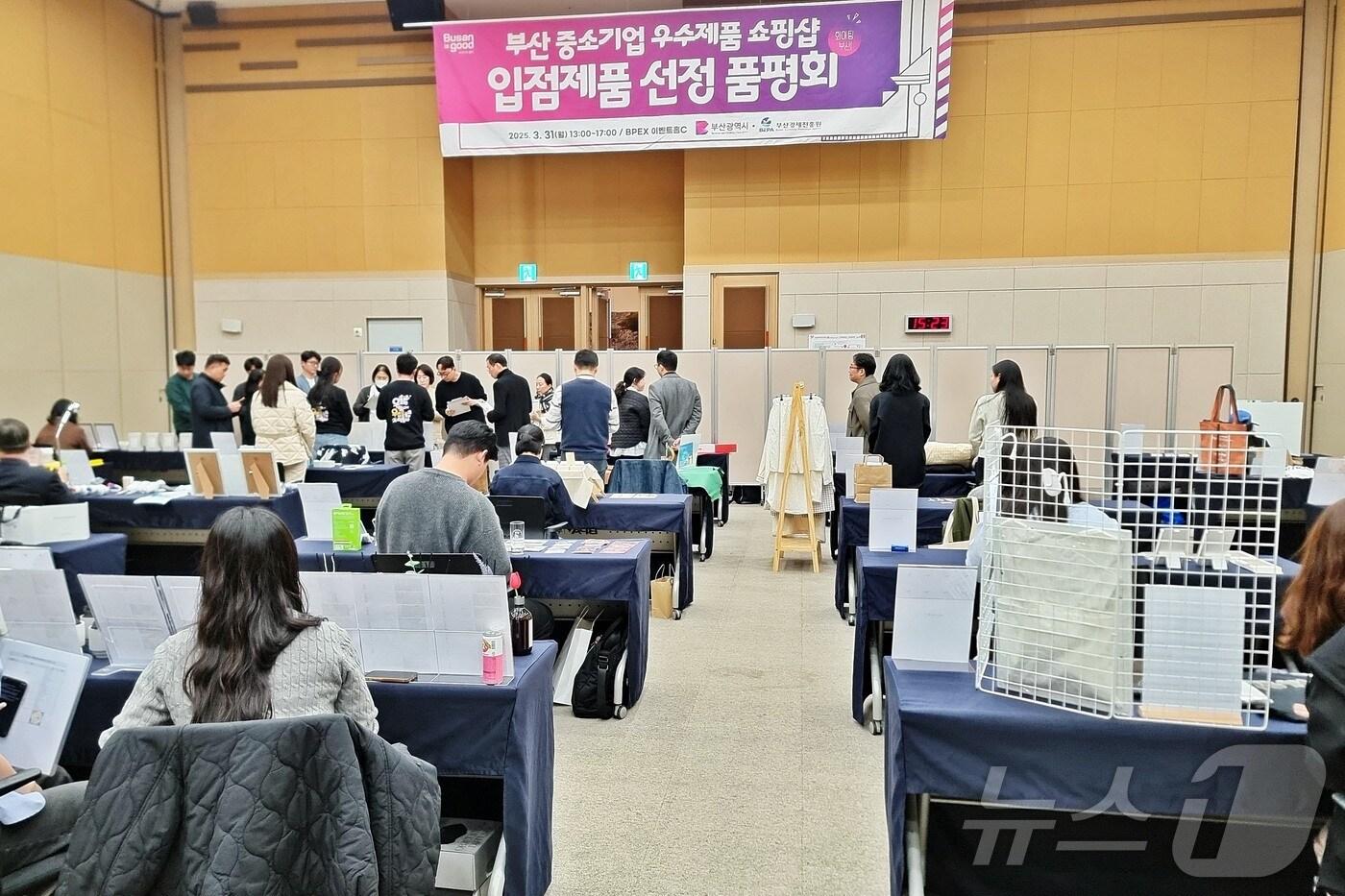 31일 부산 동구 부산항국제전시컨벤션센터에서 동백상회 입점제품 선정 품평회가 진행되고 있다.(신세계백화점 센텀시티 제공. 재판매 및 DB 금지)