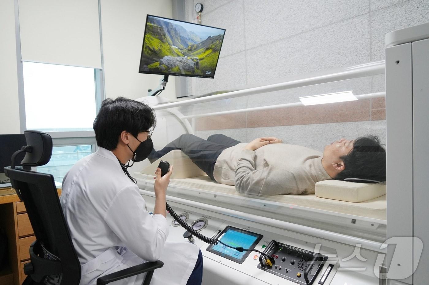 조선대병원 의료진이 고압산소치료기기를 활용하고 있다.(조선대병원 제공. 재판매 및 DB 금지)
