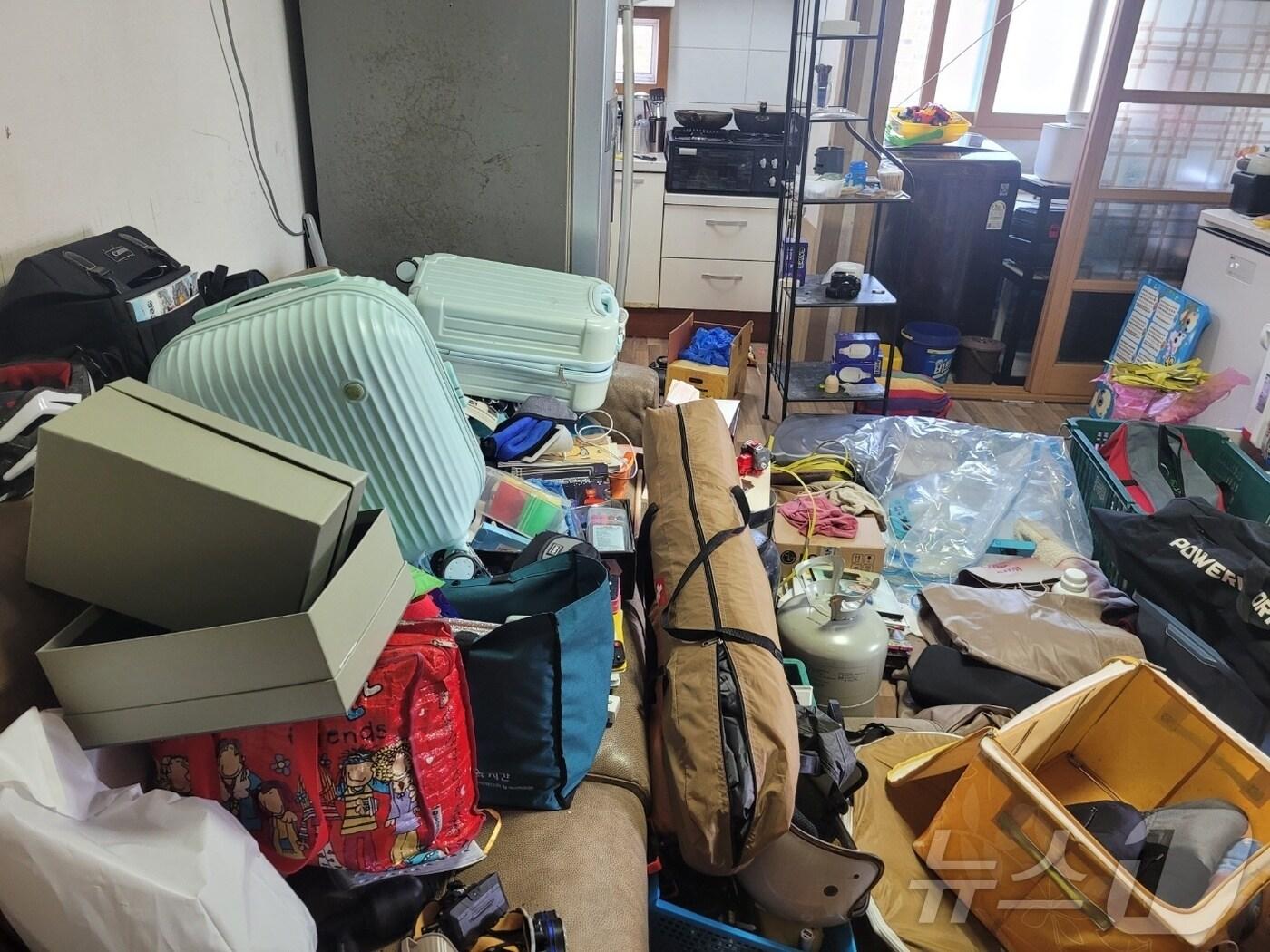 본문 이미지 - 저장강박·은둔가구의 모습. (광주 광산구 제공. 재판매 및 DB 금지) 