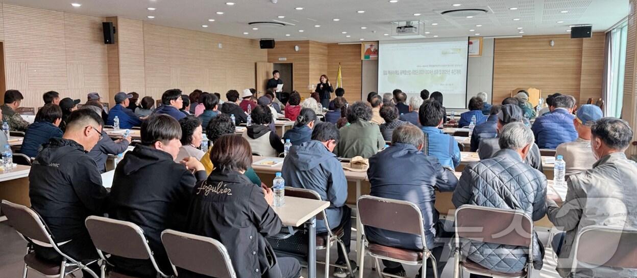 본문 이미지 - 전북자치도 임실군이 농가를 대상으로 병해충 발생을 줄일 수 있는 재배환경, 과수별 적합한 농약 선택 및 사용량, 농약 관리 방법을 교육하고 있다.(임실군제공. 재판매 및 DB금지)2025.4.1/뉴스1