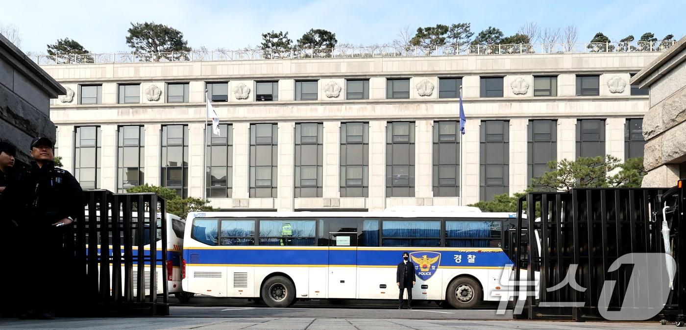 헌법재판소가 윤석열 대통령 탄핵 심판 선고기일을 오는 4일 오전 11시로 발표한 가운데 1일 오전 서울 종로구 헌재내부에 경찰버스 차벽에 세워져 있다. 2025.4.1/뉴스1 ⓒ News1 장수영 기자